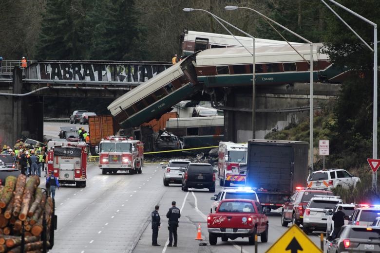 تصاویر | واژگونی مرگبار قطار مسافربری در واشنگتن و سقوط روی بزرگراه